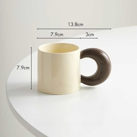 Elegant kaffekopp i keramikk med et komfortabelt håndtak for kvinner - subtile, men livlige farger - et nydelig, blankt frokostkrus.