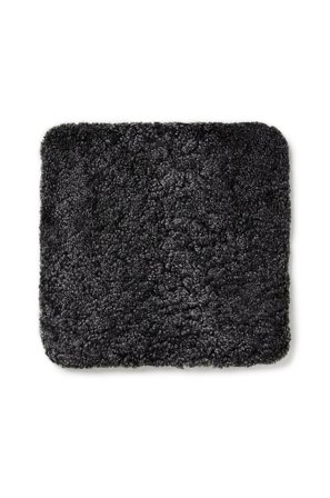 Skinnwille - Fårskinnsdyna kantig Curly - Grå - Sittkuddar & stolsdynor - Från Homeroom