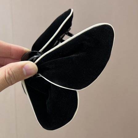 1 stk. Elegant blød pels hårnål i fransk stil til vinter-forår nytår - med blød fløjls sommerfugl og hajformede hårnåle til kvinder...