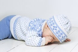 Beskrivning Kofta, mössa, knäbyxor och sockor