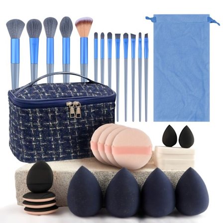 Et stort sæt med 33 blå Chanel-inspirerede skønhedsværktøjer til vask og påføring af makeup.