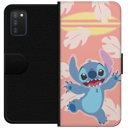 Kompatibel Tegnebogsetui til Samsung Galaxy A03s Glad illustration af Stitch der hopper foran lyserød baggrund med surfbræt