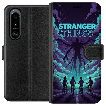 Yhteensopiva Lompakkokotelo Sony Sony Xperia 5 III Stranger Things -inspiroitunut fantasiaillustraatio, jossa on tumma hirviö, pyöräilevät lapset