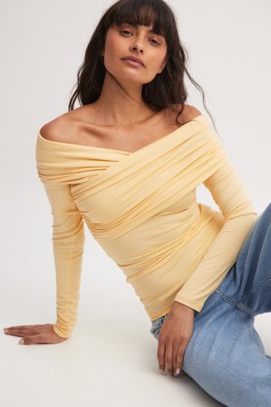 NA-KD Soft Line Off Shoulder Draped Top - Off shoulder-toppe - Gul - XXS