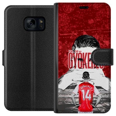 Yhteensopiva Lompakkokotelo Samsung Galaxy S7 Punainen dramaattinen kollaasikuva, jossa esiintyy Viktor Gyökeresin muotokuva ja pelaajia takaapäin are