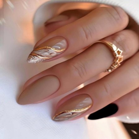 Kahvipainetut keskipitkät mantelinmuotoiset tekokynnet, ranskalainen kärki kultaisella langalla, mustat geelikynnet, täyspeittävät kiiltävät ruskeat 