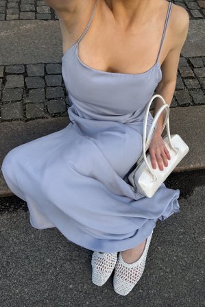 NA-KD Asymmetrisk tierad underklänning i satin - Slipklänningar - Blå - EU 38