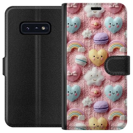 Kompatibelt Lommeboketui til Samsung Galaxy S10e Pastellmotiv med hjerter, skyer, regnbuer og makroner mot rosa bakgrunn i en søt drømmende stil.