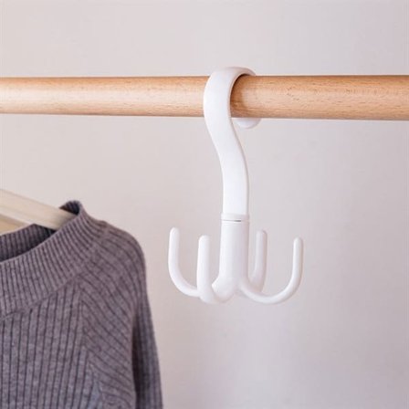 Roterbar hängare med fyra krokar för slipsar eller skärp