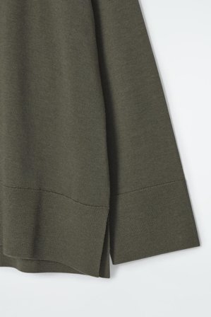 COS Sweter Z Dekoltem W Serek Z Wełny Merynosowej in Zielony