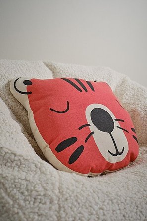 Jotex - Kudde 40x40 Cm Röd/svart TIGER - Köp Barnkuddar hos Jotex