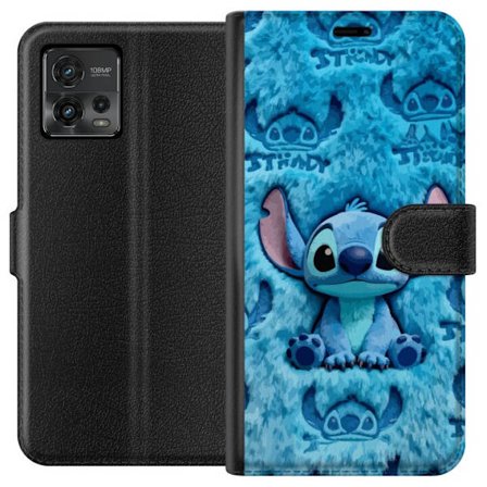 Motorola Moto G72 Lommeboketui Stitch sitter på fluffy blått mønster med sitt ansikt og ører gjentatt som tekstur, noe som skaper et søtt og kose