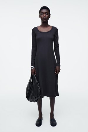 COS Frauen Schmales Geripptes Midikleid Aus Jersey in Blau