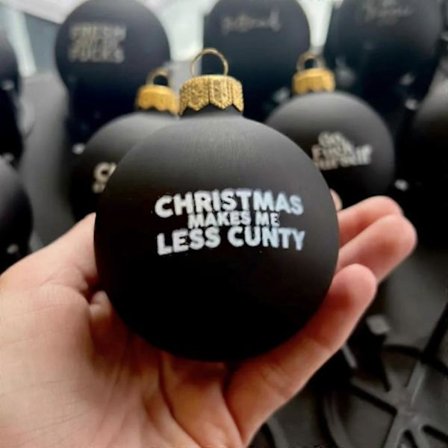 Banneord Julekulepakke - 12 stk, 2024 Morsomme Julepynt Julekule-Ornamenter