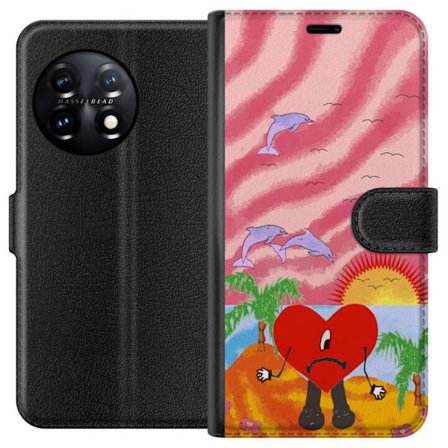 Kompatibel Tegnebogsetui til OnePlus 11R Bad Bunny i en farverig quiltet jakke med hjertemønster og solbriller i moderne gade stil