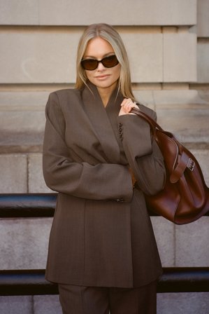 Claire Rose x NA-KD - Blazer med lommedetaljer - Figursydd blazer - Brun - EU 36