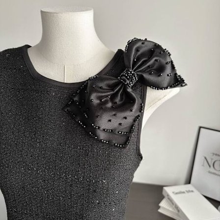 Rusettinikangasmerkki Rintakukka MUSTA 1 MUSTA 1