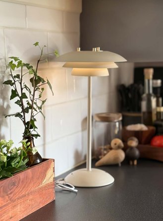 Epsilon oppladbar bordlampe H37- sand