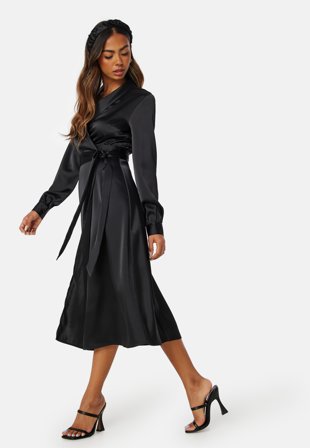 BUBBLEROOM Terilee Satin Wrap Dress Black Klær
