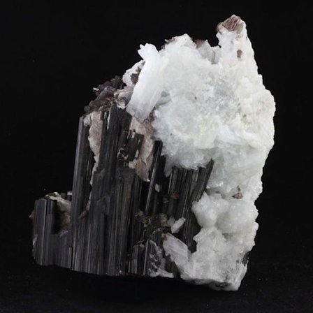 Sten og mineraler. Cleavelandit + Turmalin + Lepidolite. 4558,0 ct. Pederneira mine, Minas Gerais, Brasilien.