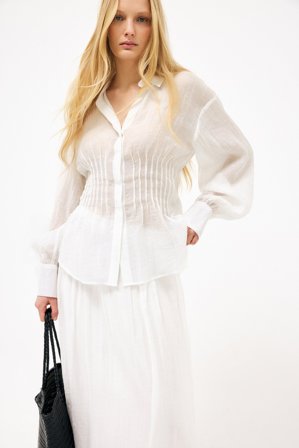 NA-KD - Lyocell gjennomsiktig bluse med lange ermer og pene folder - Skjorter - Hvit - EU 36