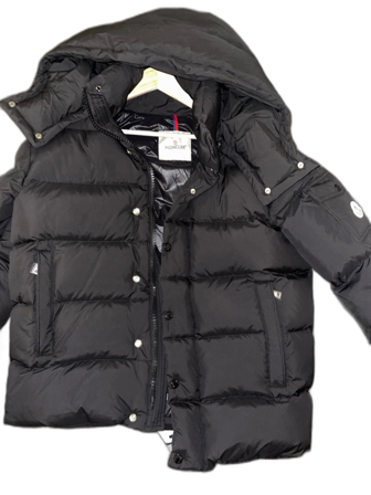 Svart Moncler pufferjacka med huva