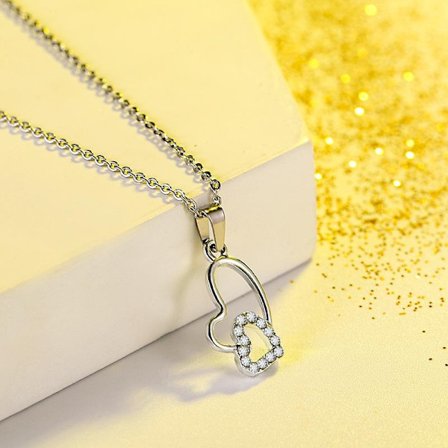 Smuk forsølvet halskæde med dobbelt hjerter med rhinsten