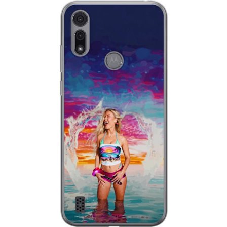 Kompatibel Mobilcover til Motorola Moto E6i Blond kvinde i farverigt strandtøj, der leger i havet ved solnedgang