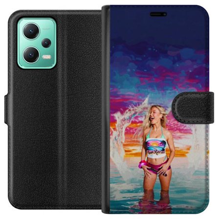 Kompatibelt Lommeboketui til Xiaomi Redmi Note 12 Blond kvinne i fargerik strandantrekk som leker i havet ved solnedgang