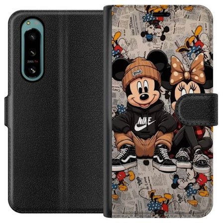 Kompatibelt Plånboksfodral till Sony Sony Xperia 5 IV Tecknad musduo i streetwear med kepsar, sneakers och tidningsbakgrund. Lekfull urban illustrati