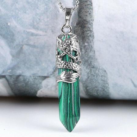 Luonnollinen kuusikulmainen kvartsikristalli Chakra Healing Point -riipus Lohikäärmekoriste Kaulakoru Malakiitti