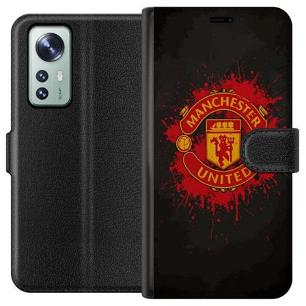 Kompatibelt Lommeboketui til Xiaomi Xiaomi 12 Manchester United logo i rød og gul farge med røff sportslig bakgrunn