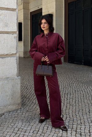 Shpresa x NA-KD Byxor i manchester med låg midja - Utsvängda byxor - Burgundy - EU 44