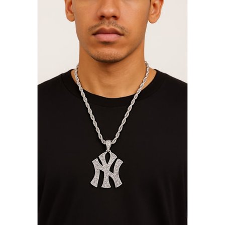 Sølvfarget halskjede med stort NY-anheng