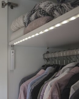 Natt-&garderobelysremse Hvit