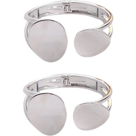 To moderne sølvfargede gardinholdere i metall, asymmetrisk design, myk åpning, bøyd serviettringform