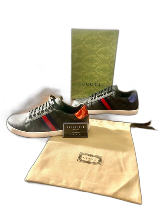 Gucci sneakers med röd och blå detalj