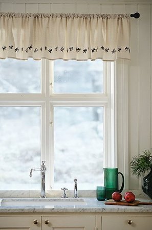 Jotex - Gordijnkast Beige/groen/rood Beige/groen/rood - JULKVIST - Koop Gordijnkappen bij Jotex