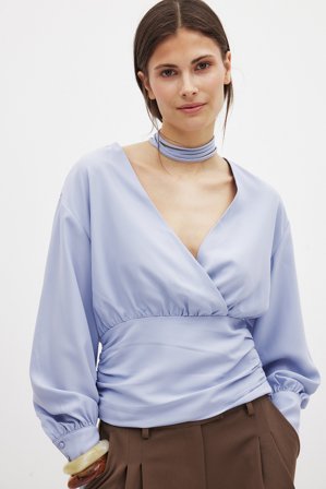 Claire Rose x NA-KD Overlap Blouse - Bluser - Blå - EU 40