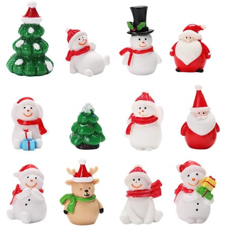 En 12-delars uppsättning av mini julgransprydnader gjorda av harts, inklusive en snögubbe, ren, jultomte och en julgran.