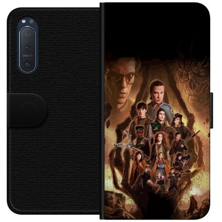 Yhteensopiva Lompakkokotelo Sony Xperia 5 II Ryhmäpotretti Stranger Thingsin sankareista, joissa on tumma fantasiaympäristö ja uhkaava olento taust