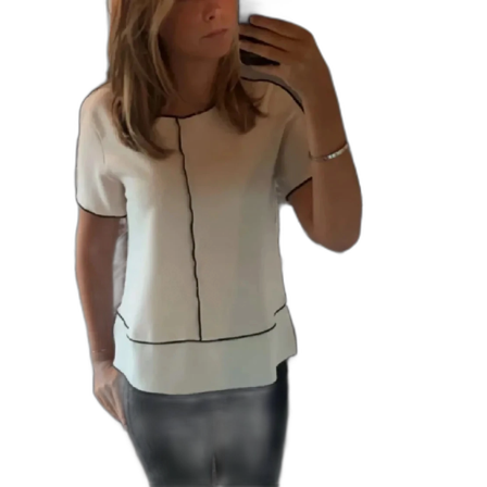 Vit blus med svarta kantdetaljer
