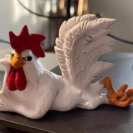 Personlig hanefigur, sideliggende hane statuer hane skulptur borddekor, harpiks kylling skrivebordsdekorasjon, morsom storøyet hanedekorasjon