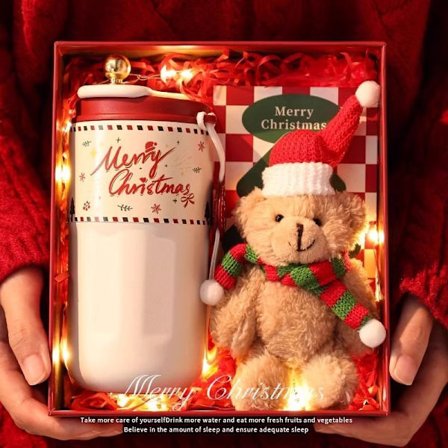 Juleoverraskelse leketøy kaffekrus gavesett, inkludert et rødt isolert krus: et varmt og praktisk gavesett.