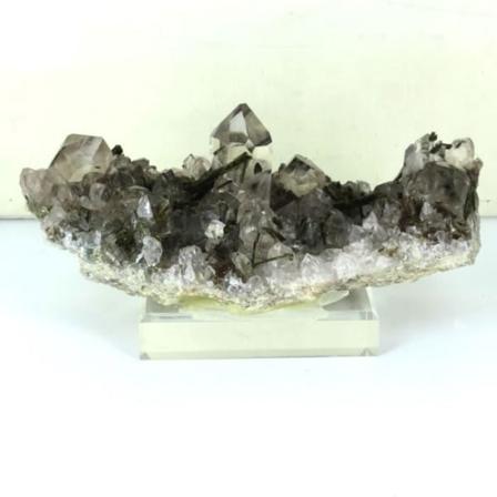 Sten og mineraler. Kvarts + Epidot. 5530,0 øre. (1,1 kg) Caetité, Bahia, Brasilien.