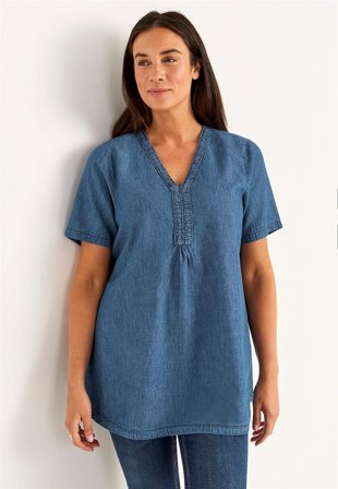 Cellbes of Sweden - Denimtunika med dekorativ v-hals i mellemblå denim til damer i størrelse 62/64