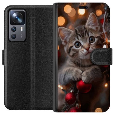 Xiaomi 12T Pro Lommeboketui Søt kattunge blant julepynt og varme lys med nysgjerrige øyne som ser opp, omgitt av dekorasjoner som skaper en magisk j