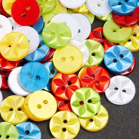 100 fargerike knapper laget av akryl og harpiks Barneknapper Barneknapper Runde 2-hulls plast med oppbevaringsboks Blandingsfarge for DIY