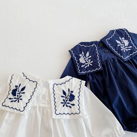 Broderad body med stor krage vit blå folkdräkt bomull blommor