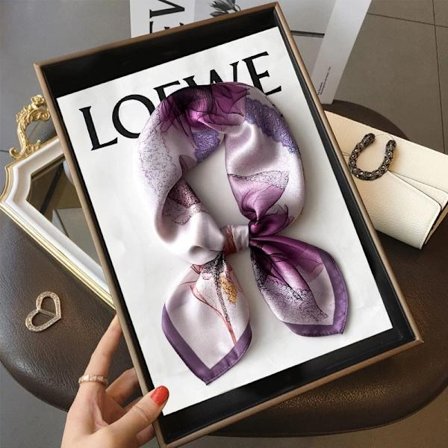 100% Mulberry Silke 27-tommers firkantet skjerf, damehalskjerf/sjal, lilla blomsterdesign